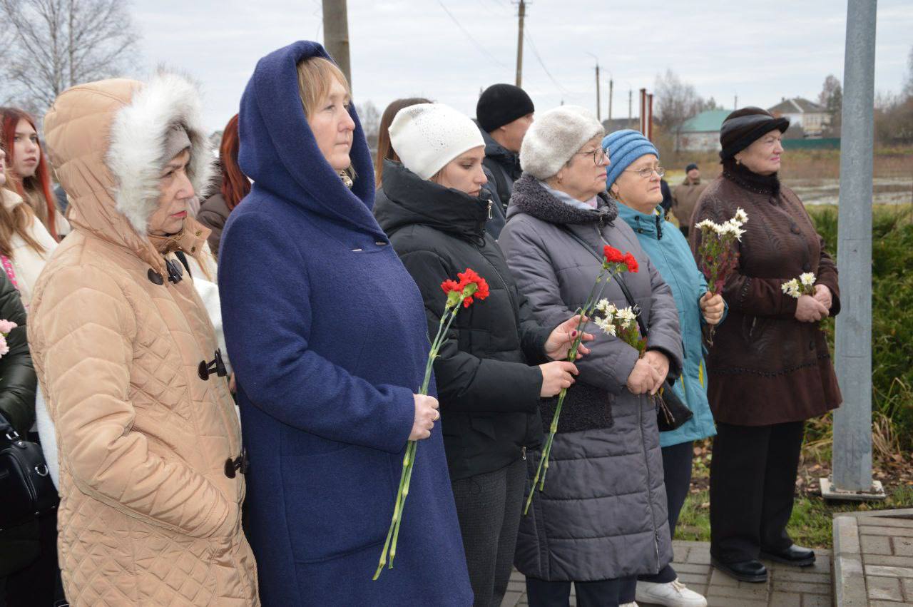 В посёлке Оршанка обновили священное для всех жителей республики место - территорию у обелиска «Скорбящей матери» В посёлке Оршанка обновили священное для всех жителей республики место - территорию у обелиска «Скорбящей матери»