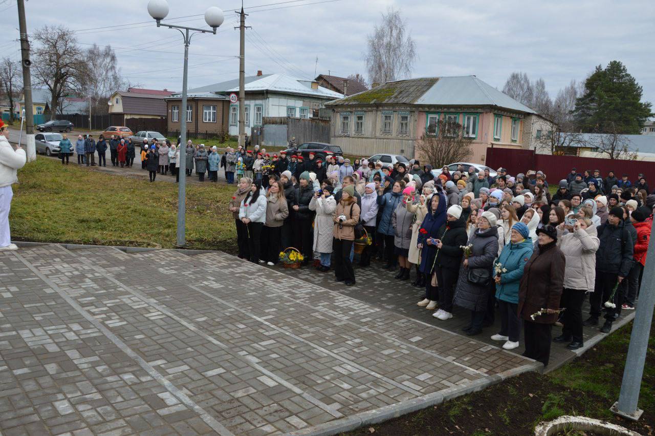 В посёлке Оршанка обновили священное для всех жителей республики место - территорию у обелиска «Скорбящей матери» В посёлке Оршанка обновили священное для всех жителей республики место - территорию у обелиска «Скорбящей матери»