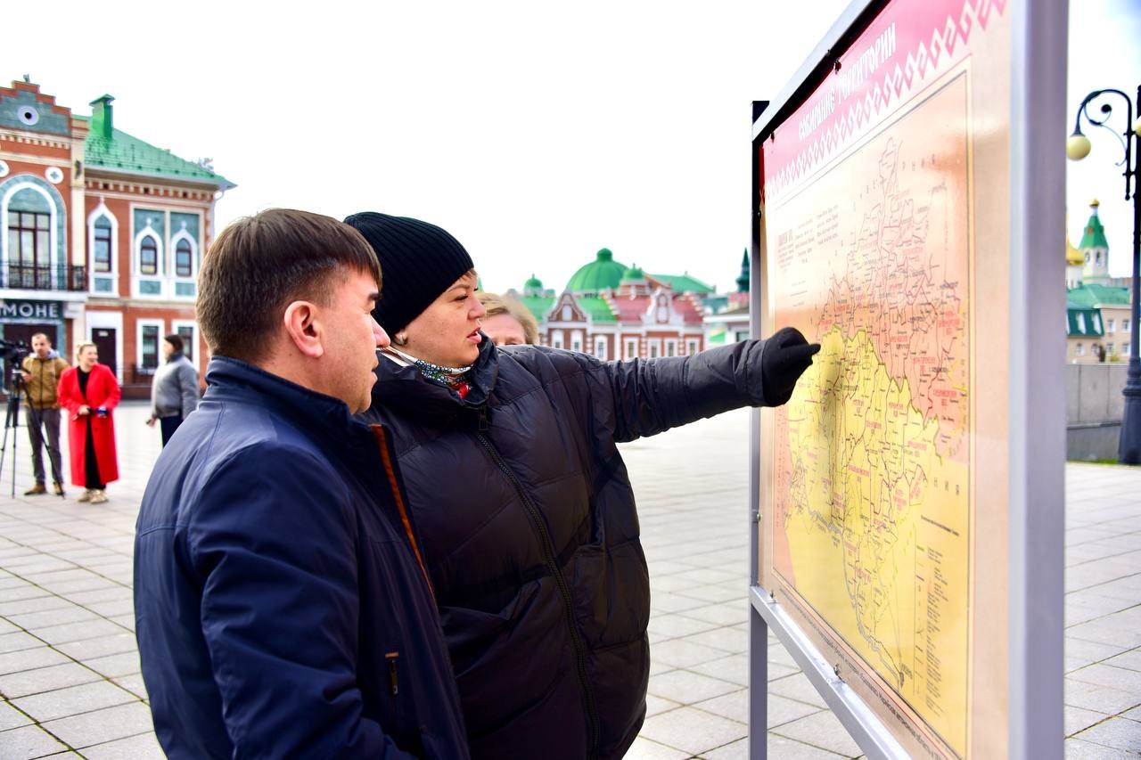 К 105-летию марийской автономии на площади Республики и Пресвятой Девы Марии открылась историко-документальная выставка под открытым небом «И дольше века длится...», которую подготовили сотрудники Государственного архива... К 105-летию марийской автономии на площади Республики и Пресвятой Девы Марии открылась историко-документальная выставка под открытым небом «И дольше века длится...», которую подготовили сотрудники Государственного архива...