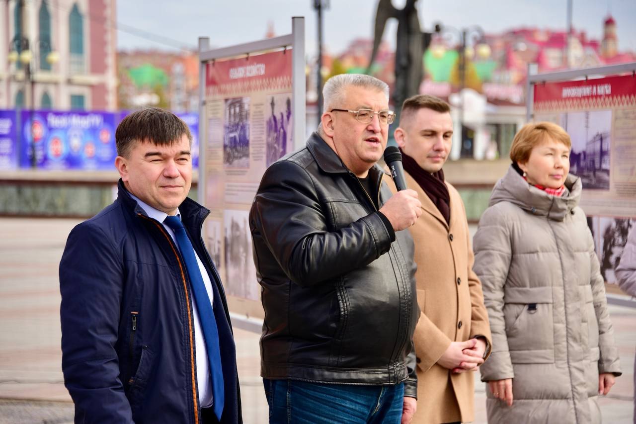 К 105-летию марийской автономии на площади Республики и Пресвятой Девы Марии открылась историко-документальная выставка под открытым небом «И дольше века длится...», которую подготовили сотрудники Государственного архива... К 105-летию марийской автономии на площади Республики и Пресвятой Девы Марии открылась историко-документальная выставка под открытым небом «И дольше века длится...», которую подготовили сотрудники Государственного архива...