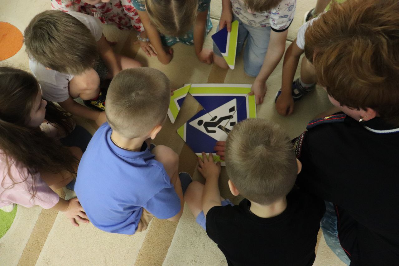 Вместе с ними к ребятам пришёл Светофор Светофорович, вместе с которым ребята разгадывали тематические загадки, складывали пазлы, вспоминали значения основных дорожных знаков для пешеходов Вместе с ними к ребятам пришёл Светофор Светофорович, вместе с которым ребята разгадывали тематические загадки, складывали пазлы, вспоминали значения основных дорожных знаков для пешеходов