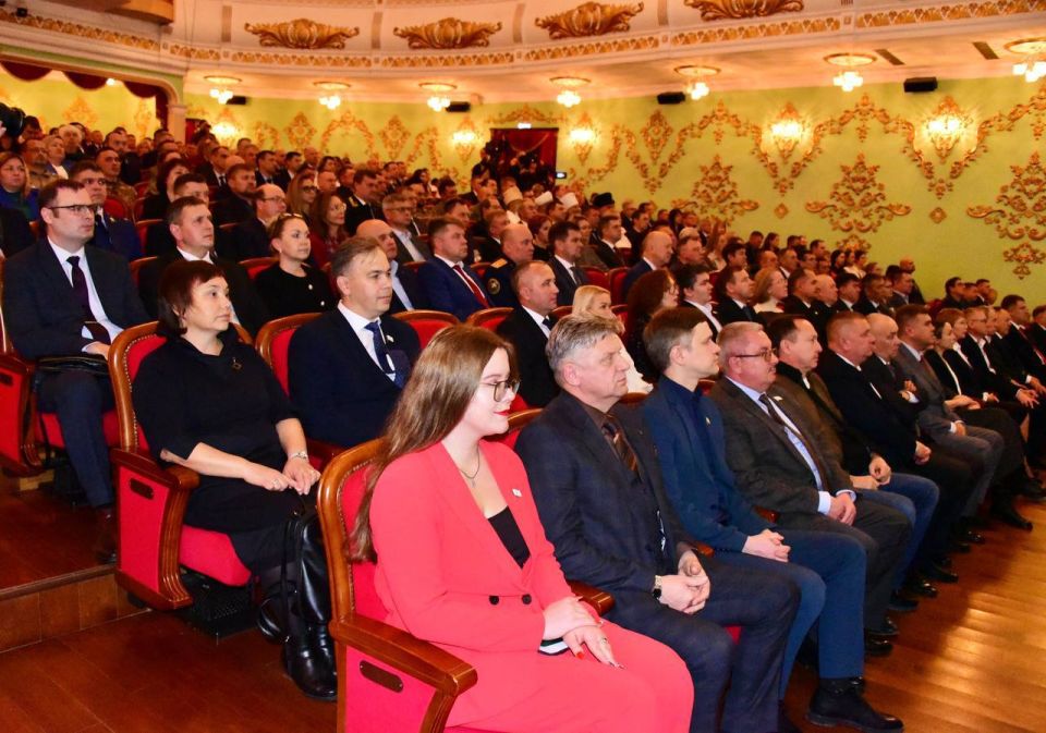 Председатель Госсобрания Михаил Васютин, депутаты парламента сегодня приняли участие в торжественном мероприятии, посвященном Дню народного единства и 105-летию со дня образования Республики Марий Эл Председатель Госсобрания Михаил Васютин, депутаты парламента сегодня приняли участие в торжественном мероприятии, посвященном Дню народного единства и 105-летию со дня образования Республики Марий Эл