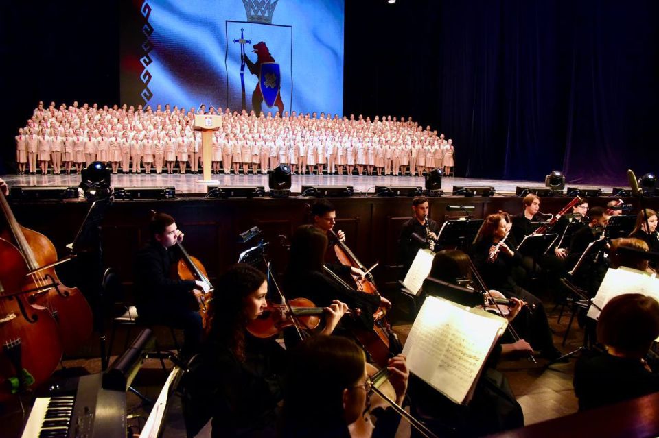 Председатель Госсобрания Михаил Васютин, депутаты парламента сегодня приняли участие в торжественном мероприятии, посвященном Дню народного единства и 105-летию со дня образования Республики Марий Эл Председатель Госсобрания Михаил Васютин, депутаты парламента сегодня приняли участие в торжественном мероприятии, посвященном Дню народного единства и 105-летию со дня образования Республики Марий Эл