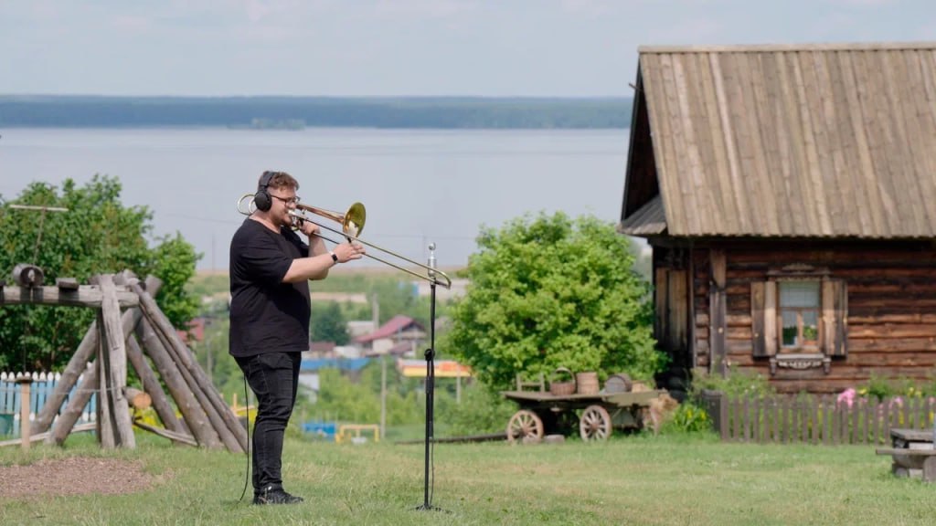 Известную песню Леонида Афанасьева и Игоря Шаферана – «Гляжу в озёра синие» – исполнили артисты 14 регионов Поволжского федерального округа в проекте Тимура Ведерникова #МУЗЫКАВМЕСТЕ