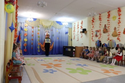 Вместе с ними к ребятам пришёл Светофор Светофорович, вместе с которым ребята разгадывали тематические загадки, складывали пазлы, вспоминали значения основных дорожных знаков для пешеходов