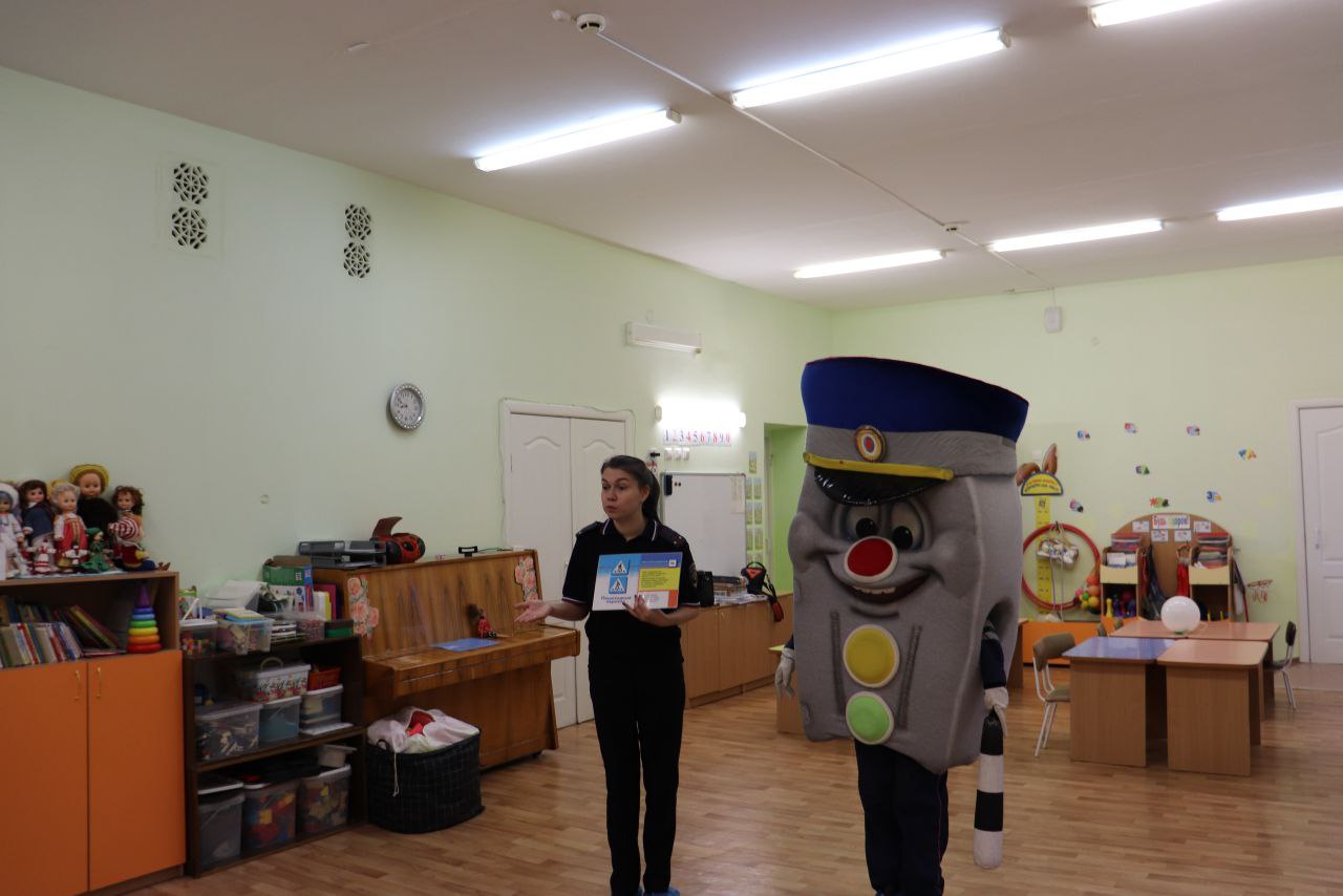 Вместе с ними к ребятам пришёл Светофор Светофорович, вместе с которым ребята разгадывали тематические загадки, складывали пазлы, вспоминали значения основных дорожных знаков для пешеходов Вместе с ними к ребятам пришёл Светофор Светофорович, вместе с которым ребята разгадывали тематические загадки, складывали пазлы, вспоминали значения основных дорожных знаков для пешеходов