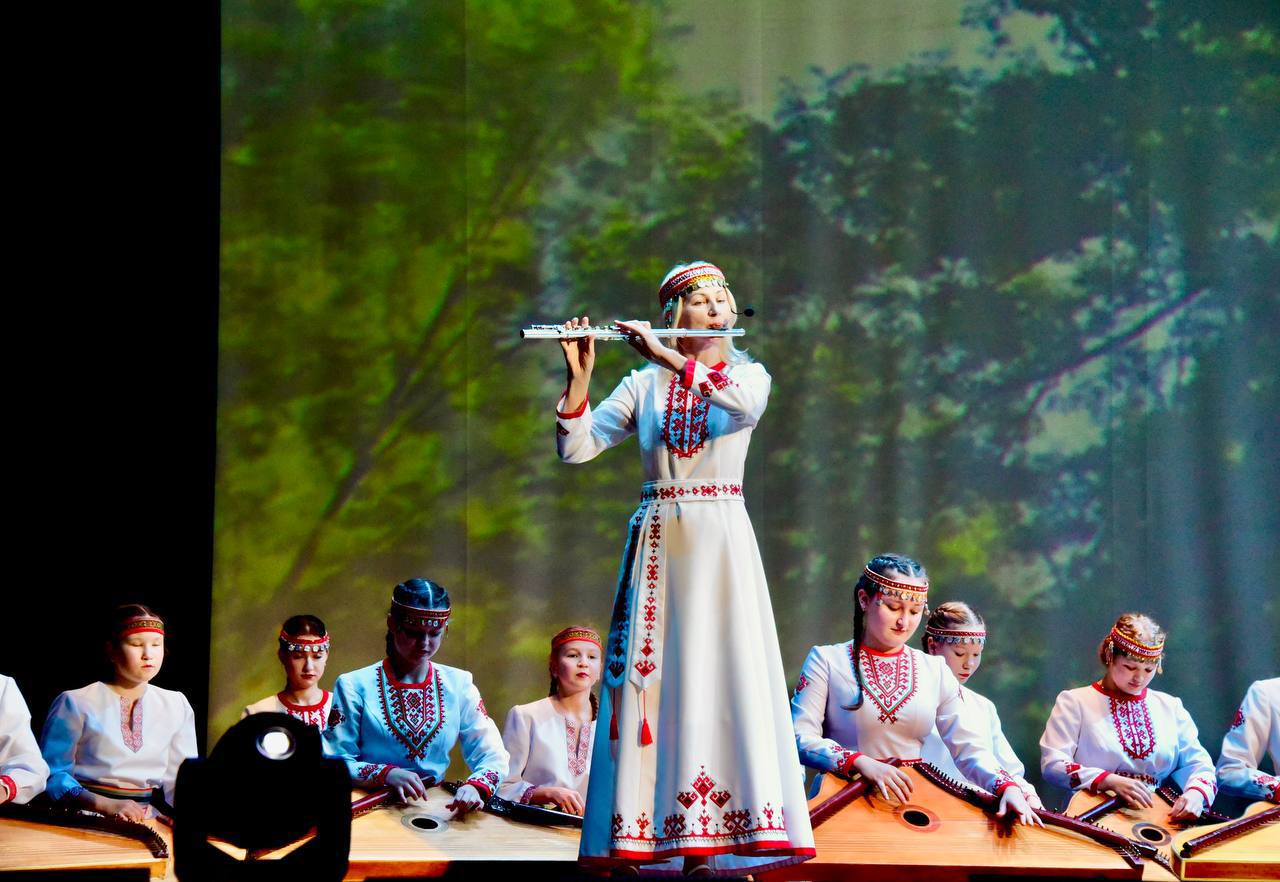 Председатель Госсобрания Михаил Васютин, депутаты парламента сегодня приняли участие в торжественном мероприятии, посвященном Дню народного единства и 105-летию со дня образования Республики Марий Эл