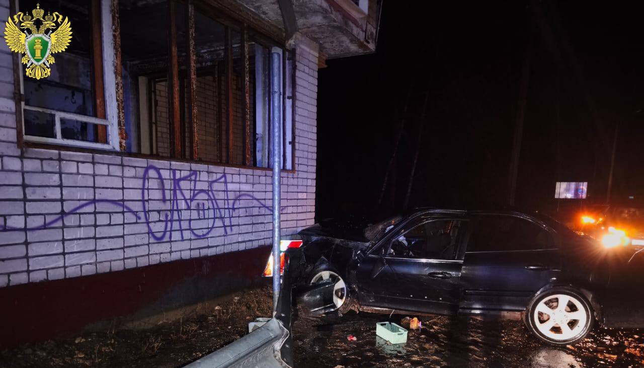 В Марий Эл автомобиль с детьми врезался в здание