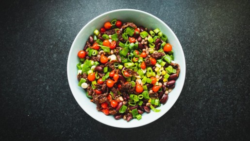 Этот салат просто создан для ужина: сытный и быстро готовится