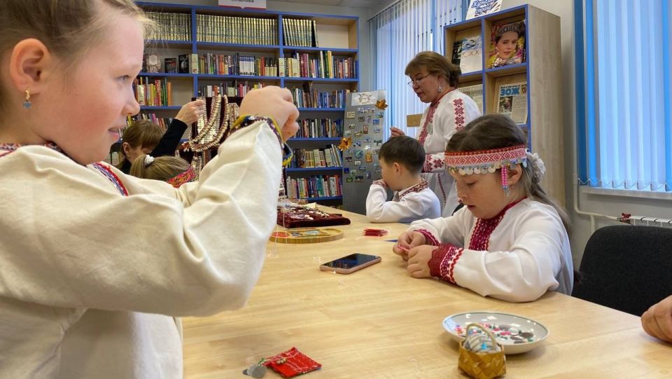 В Марий Эл дети плетут марийские обереги для бойцов СВО