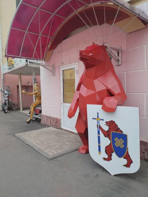 В Йошкар-Оле рядом с Царевококшайским Кремлём установили новую фигуру медведя с марийским гербом