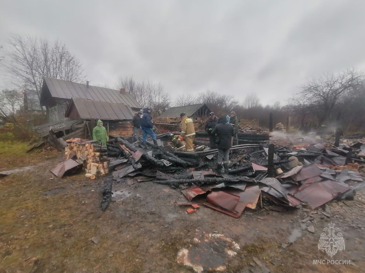 Трагический пожар в селе Покровское: погибли два человека Трагический пожар в селе Покровское: погибли два человека