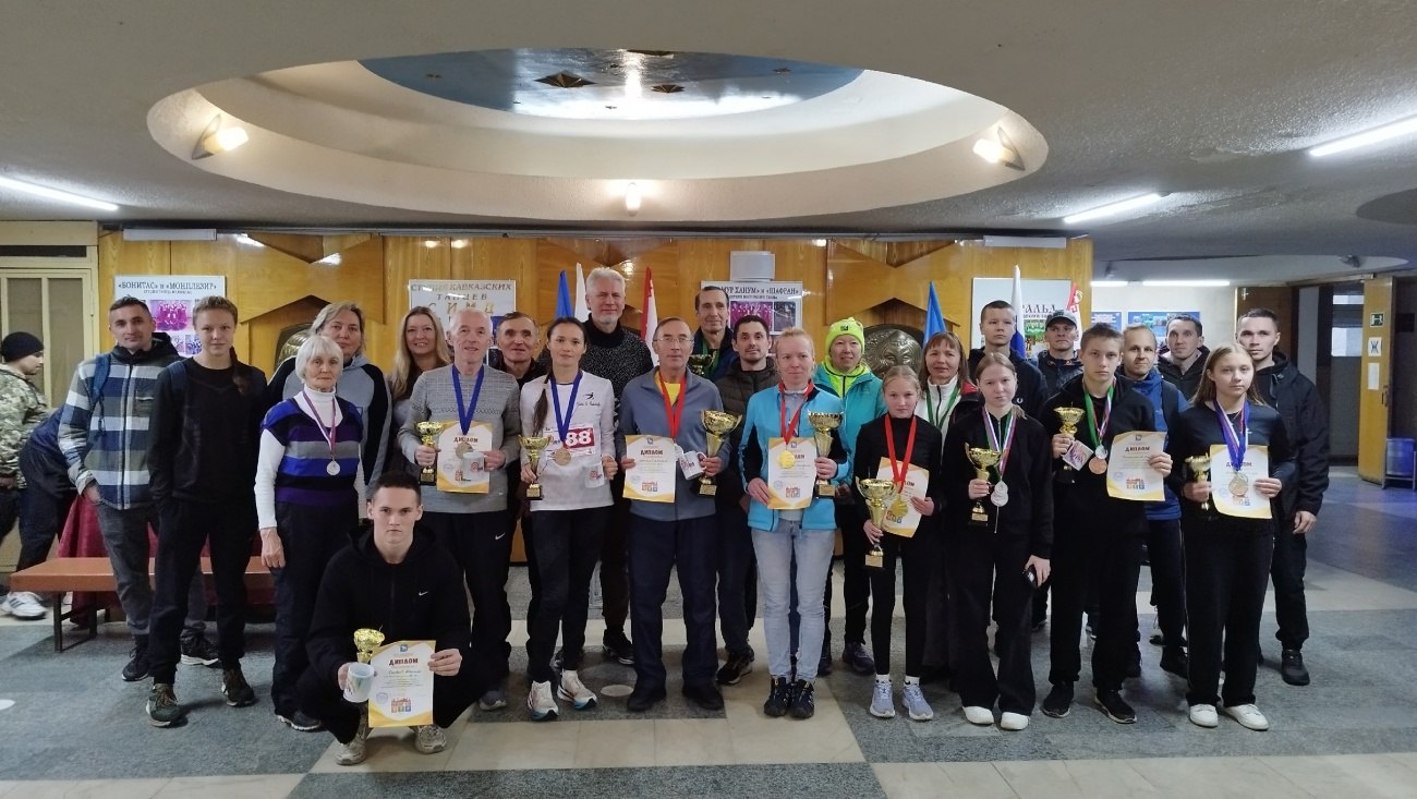 В Йошкар-Оле 68 бегунов вышли на старт праздничного забега, несмотря на погоду