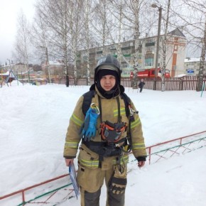 Огнеборец не на службе, но в строю: как пожарные спасали дома в селе Ронга