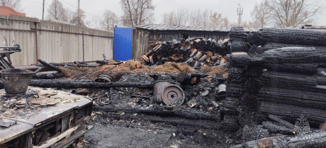 Огнеборец не на службе, но в строю: как пожарные спасали дома в селе Ронга Огнеборец не на службе, но в строю: как пожарные спасали дома в селе Ронга