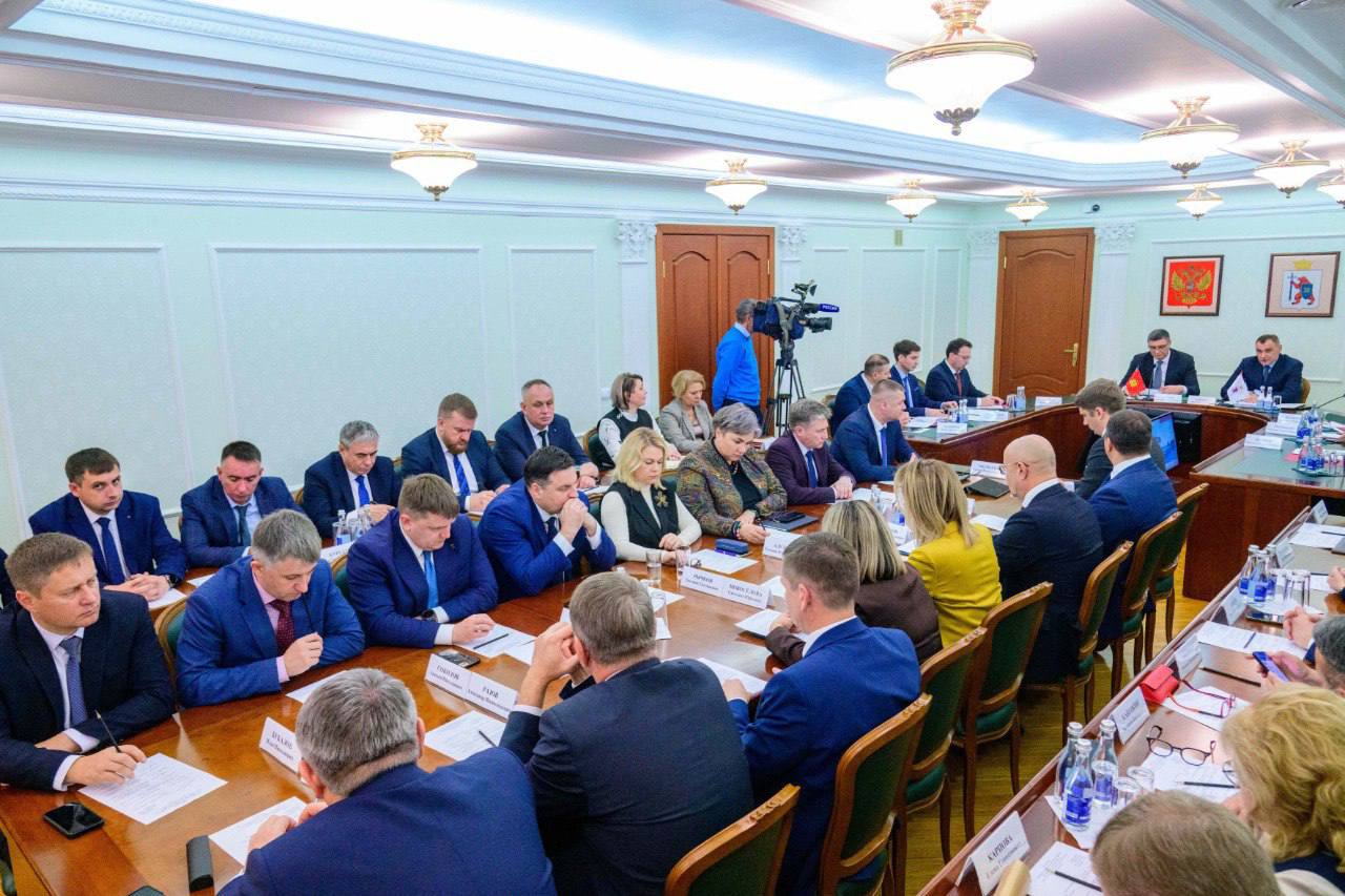 Председатель Госсобрания Михаил Васютин принял участие в совещании по теме организации комфортной, безопасной среды, которое прошло сегодня в Доме Правительства в рамках рабочего визита делегации Владимирской области Председатель Госсобрания Михаил Васютин принял участие в совещании по теме организации комфортной, безопасной среды, которое прошло сегодня в Доме Правительства в рамках рабочего визита делегации Владимирской области