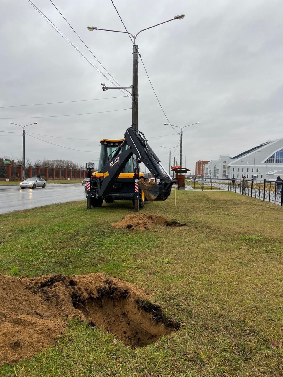 На улицах Йошкар-Олы продолжается подготовка посадочных ям для молодых деревьев и кустарников На улицах Йошкар-Олы продолжается подготовка посадочных ям для молодых деревьев и кустарников
