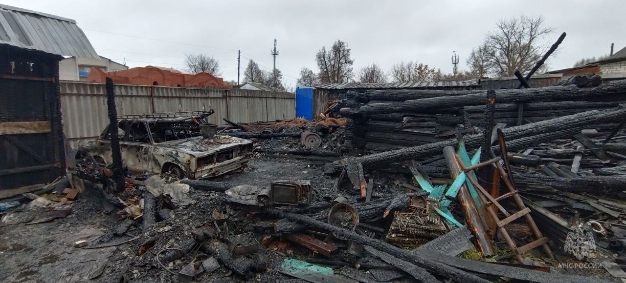 Огнеборец не на службе, но в строю: как пожарные спасали дома в селе Ронга Огнеборец не на службе, но в строю: как пожарные спасали дома в селе Ронга