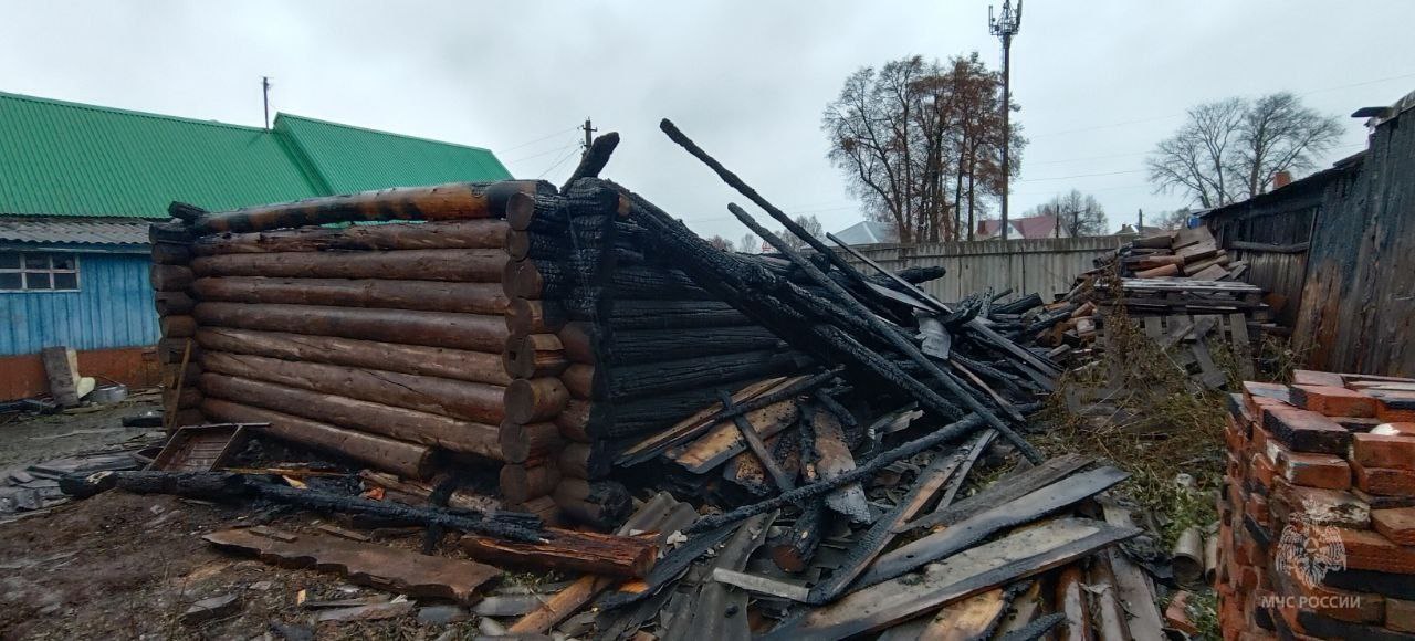 Огнеборец не на службе, но в строю: как пожарные спасали дома в селе Ронга Огнеборец не на службе, но в строю: как пожарные спасали дома в селе Ронга