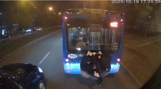 В Йошкар-Оле подростки начали цепляться за заднюю часть троллейбусов и кататься по дорогам столицы, рискуя собственной жизнью