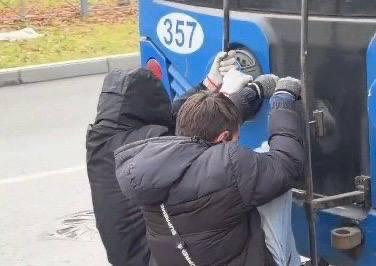 В Йошкар-Оле подростки начали кататься на троллейбусах, цепляясь за их заднюю часть.