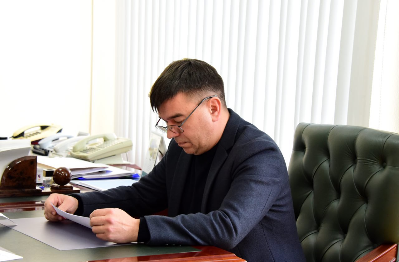 В рамках стажировки Зампредседателя Госсобрания, участник кадровой программы "Герои Марий Эл. Талешке-влак" Александр Смирнов обсудил со своим наставником, Председателем Госсобрания Михаилом Васютиным проект программы 78-го... В рамках стажировки Зампредседателя Госсобрания, участник кадровой программы "Герои Марий Эл. Талешке-влак" Александр Смирнов обсудил со своим наставником, Председателем Госсобрания Михаилом Васютиным проект программы 78-го...