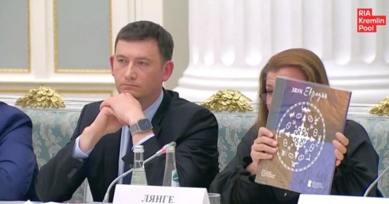 Президент Владимир Путин получил необычный подарок — пластинку с марийским рэпом