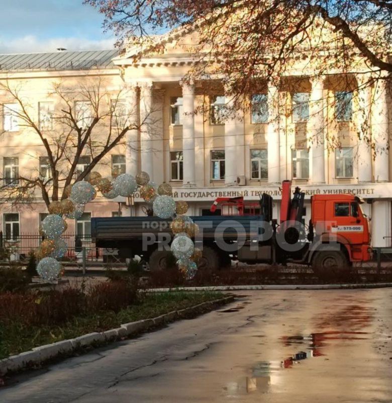 В сквере паты Бабушкиной в Йошкар-Оле начали устанавливать новогоднюю арку, которая была там в прошлом году, сообщает Про Город Йошкар-Ола