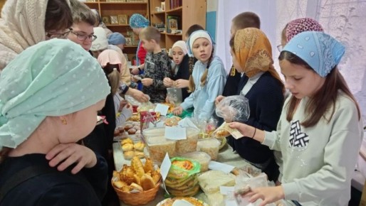 В посёлке Советский прошла ярмарка с домашней выпечкой и солениями