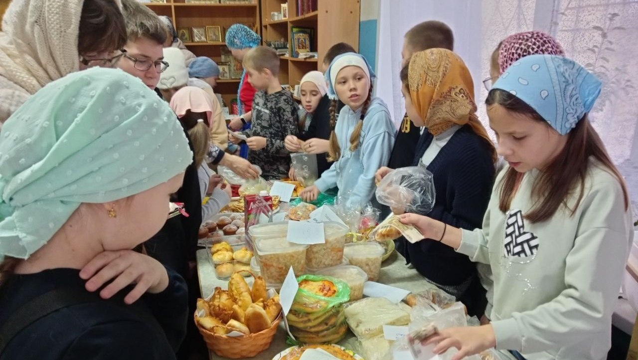 В посёлке Советский прошла ярмарка с домашней выпечкой и солениями