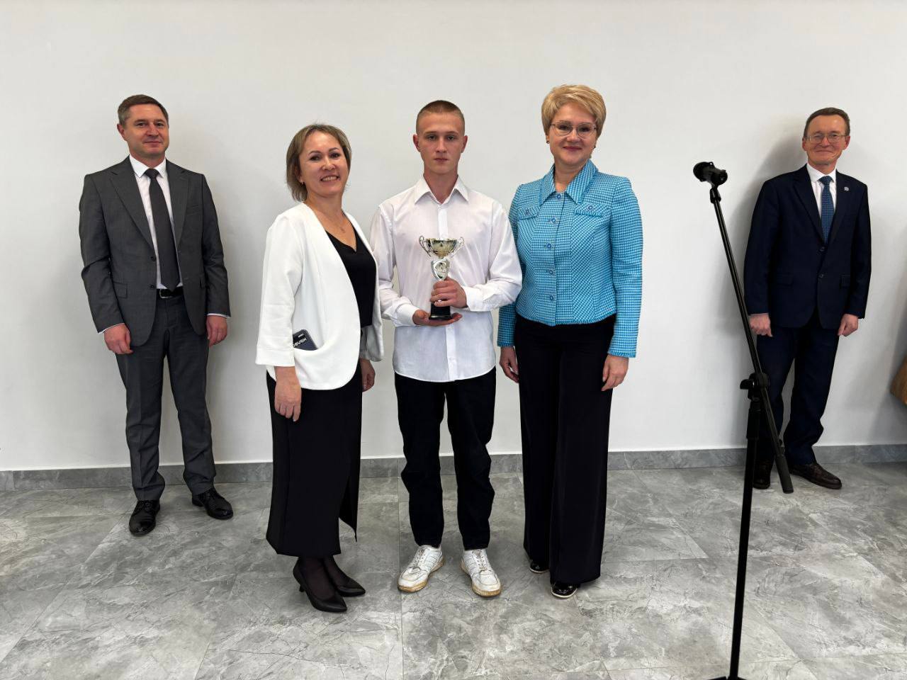 Министр образования и науки республики Лариса Ревуцкая совместно с Андреем Черепановым посетили торжественное открытие актового и спортивного залов после капитального ремонта в Аграрно-строительной техникуме