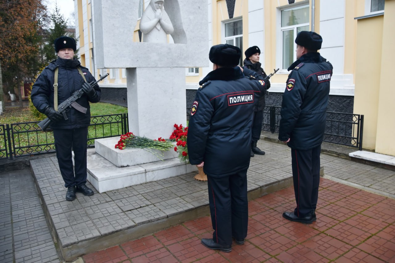 В Республике Марий Эл полицейские, ветераны и общественники приняли участие в памятных мероприятиях В Республике Марий Эл полицейские, ветераны и общественники приняли участие в памятных мероприятиях