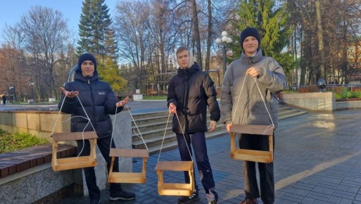 В Йошкар-Оле школьники изготовили кормушки для птиц Центрального парка