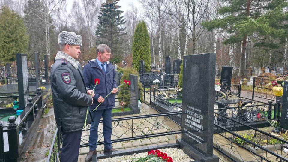 В Республике Марий Эл полицейские, ветераны и общественники приняли участие в памятных мероприятиях, посвященных полицейским, которые погибли при исполнении служебного долга