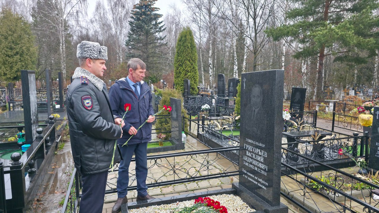 В Республике Марий Эл полицейские, ветераны и общественники приняли участие в памятных мероприятиях, посвященных полицейским, которые погибли при исполнении служебного долга