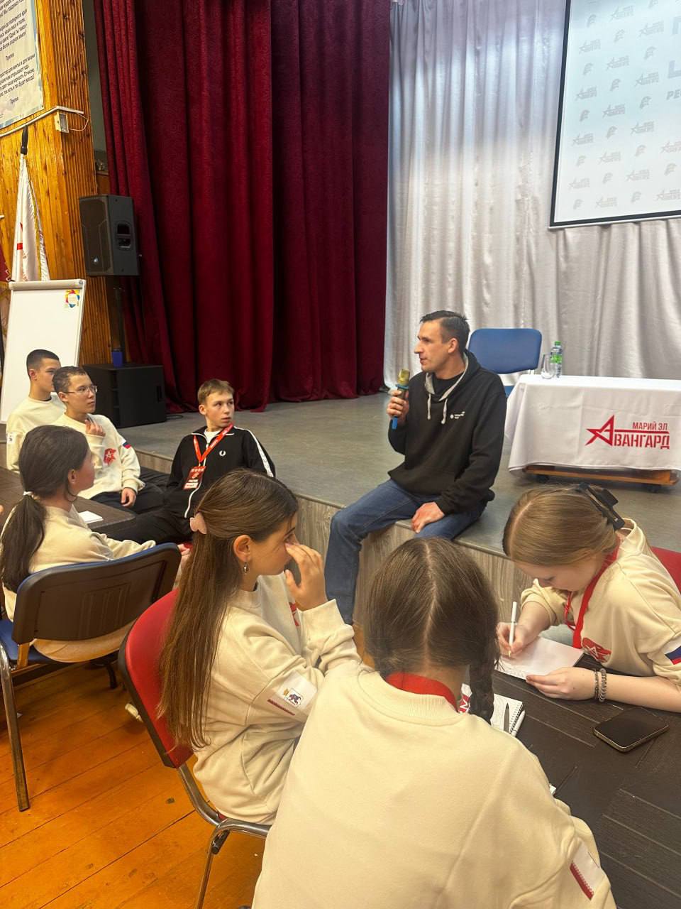 В эти дни в нашей республике в центре «Авангард» проходит школа юнкоров В эти дни в нашей республике в центре «Авангард» проходит школа юнкоров