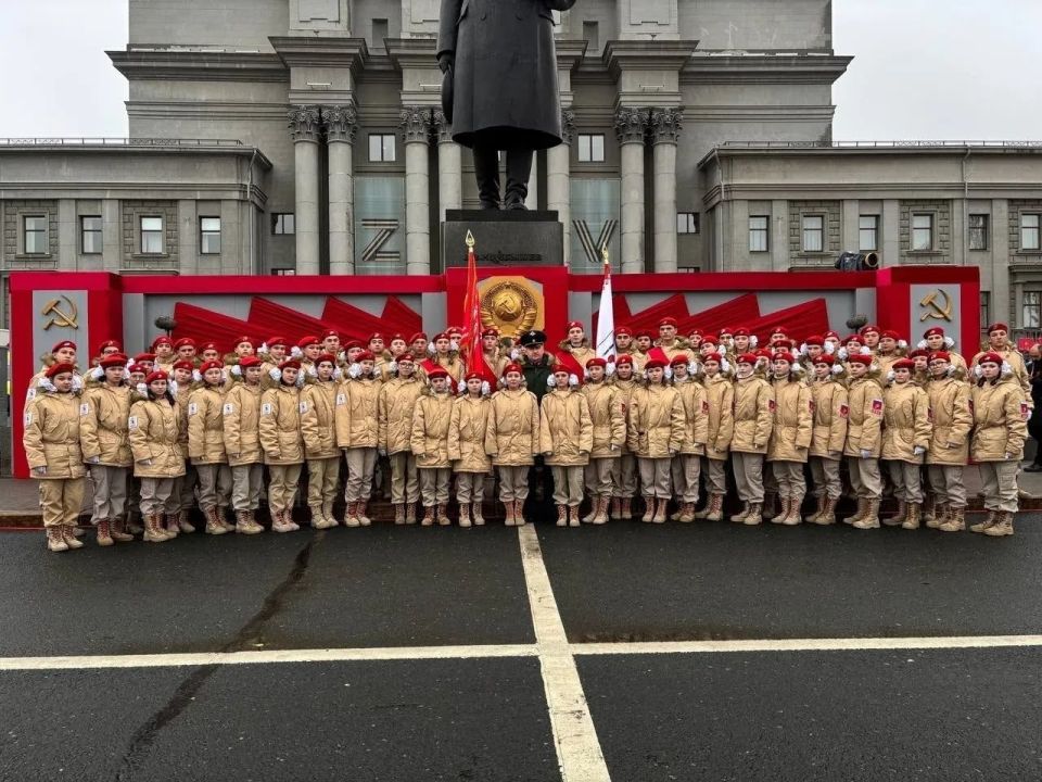 7 ноября в Самаре прошел XV юбилейный Парад Памяти, организованный в рамках всероссийского патриотического проекта «Парад Памяти 7 ноября 1941 года»