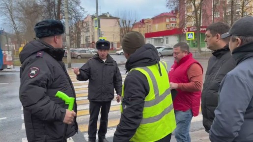 Автоинспекторы и общественники проверили состояние пешеходных переходов у школ