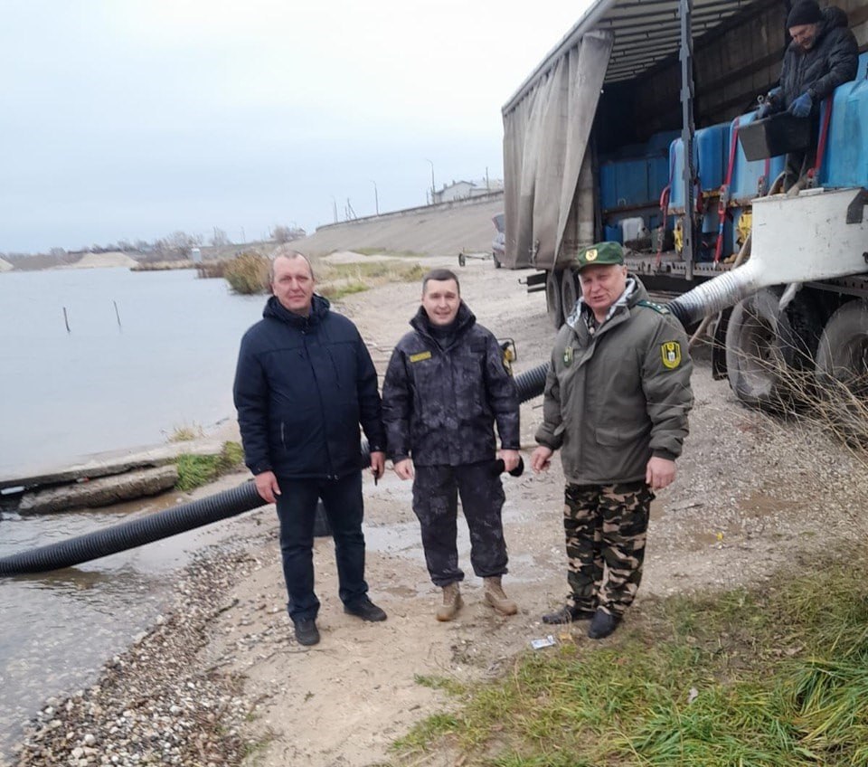 В Козьмодемьянске сотрудники Департамента животного мира Марий Эл выпустили в Волгу больше 250 килограммов мальков сазана