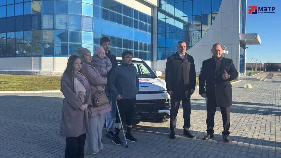 Личный транспорт для героя: глава Марий Эл вручил ключи от автомобиля многодетному ветерану СВО