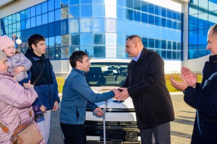 Юрий Зайцев вручил автомобиль с ручным управлением многодетному ветерану СВО с инвалидностью