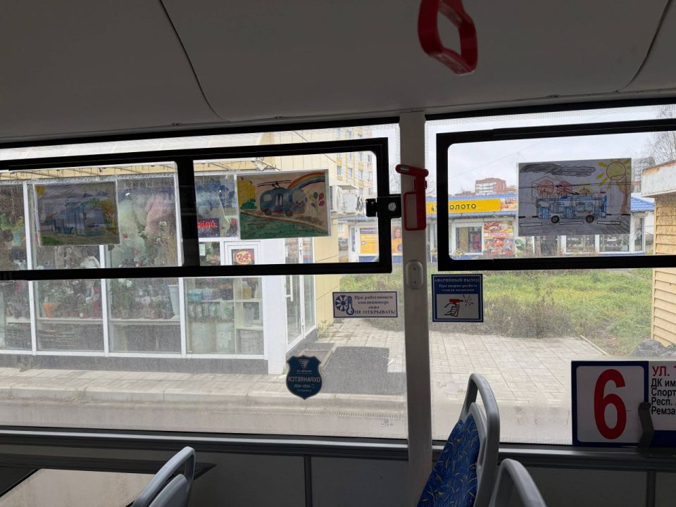 Троллейбус 6-го маршрута превратился в передвижную галерею детского творчества