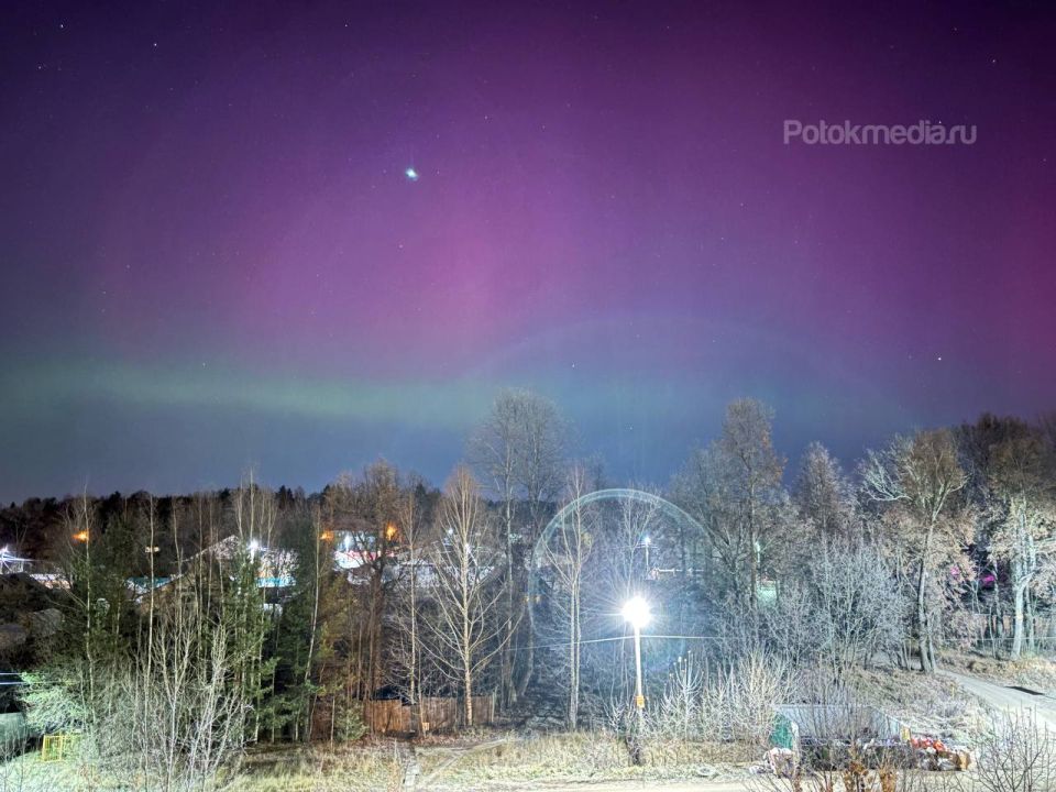 Еще фото северного сияния, которое можно было наблюдать в небе над Йошкар-Олой сегодня ранним утром