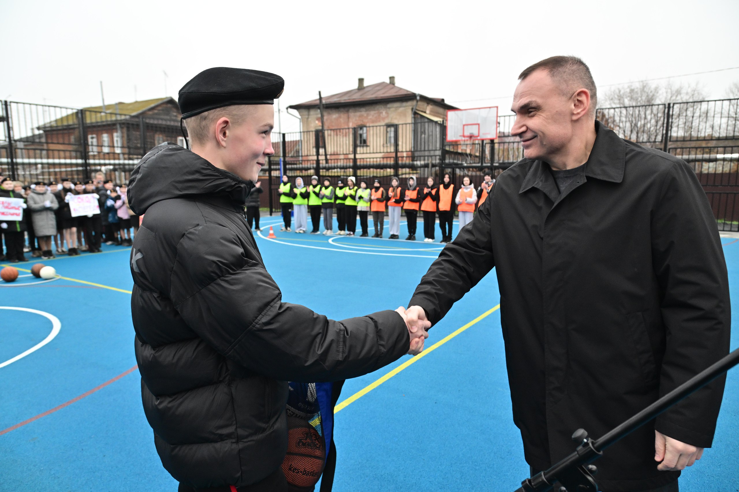 Юрий Зайцев: Сегодня в Козьмодемьянске дал старт спортивной эстафете на новой «умной» площадке в школе №1! Юрий Зайцев: Сегодня в Козьмодемьянске дал старт спортивной эстафете на новой «умной» площадке в школе №1!