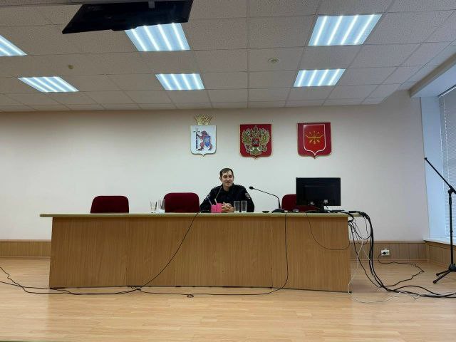 В Козьмодемьянске начальник отделения Госавтоинспекции встретился с коллективами предприятий и организаций В Козьмодемьянске начальник отделения Госавтоинспекции встретился с коллективами предприятий и организаций