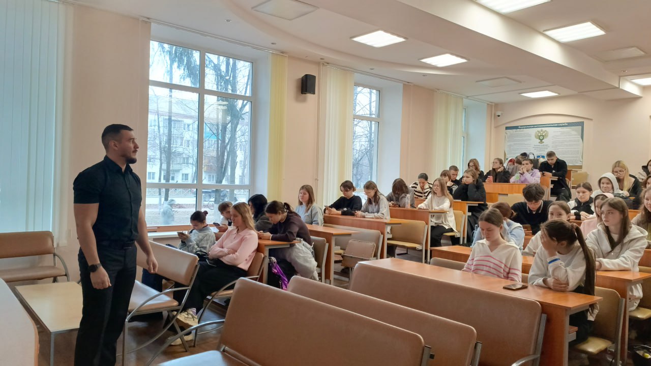 В Республике Марий Эл страж порядка провел серию встреч со студентами и школьниками, выступая на тему профилактики терроризма и экстремизма