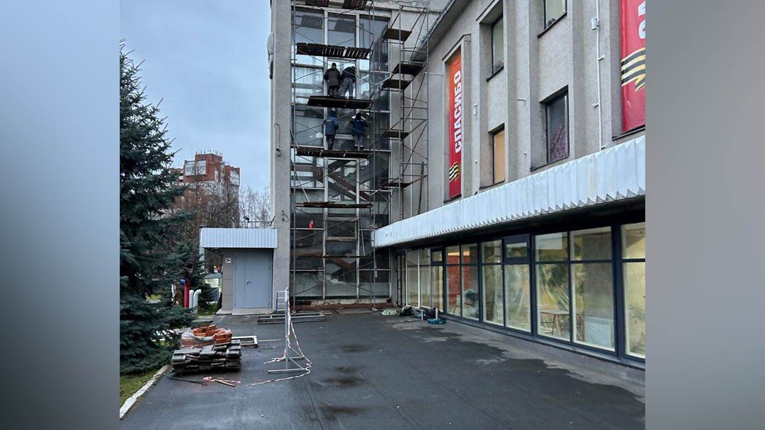 В Йошкар-Оле продолжается ремонт ДК им. Ленина. На первом этаже уже заменили окна, а на третьем — отремонтировали кабинеты и коридор