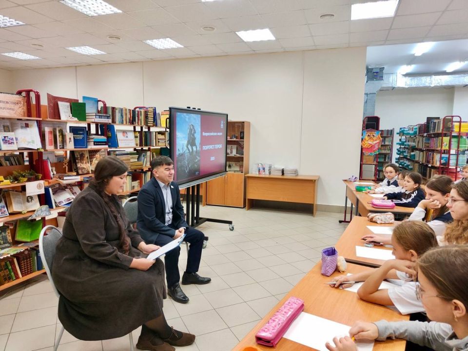 Юные йошкаролинцы нарисовали портрет современного героя