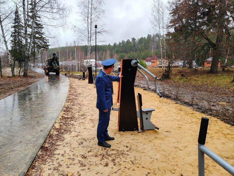 Сотрудники Волжской межрайонной прокуратуры требуют от подрядчика завершения строительства Ре-парка