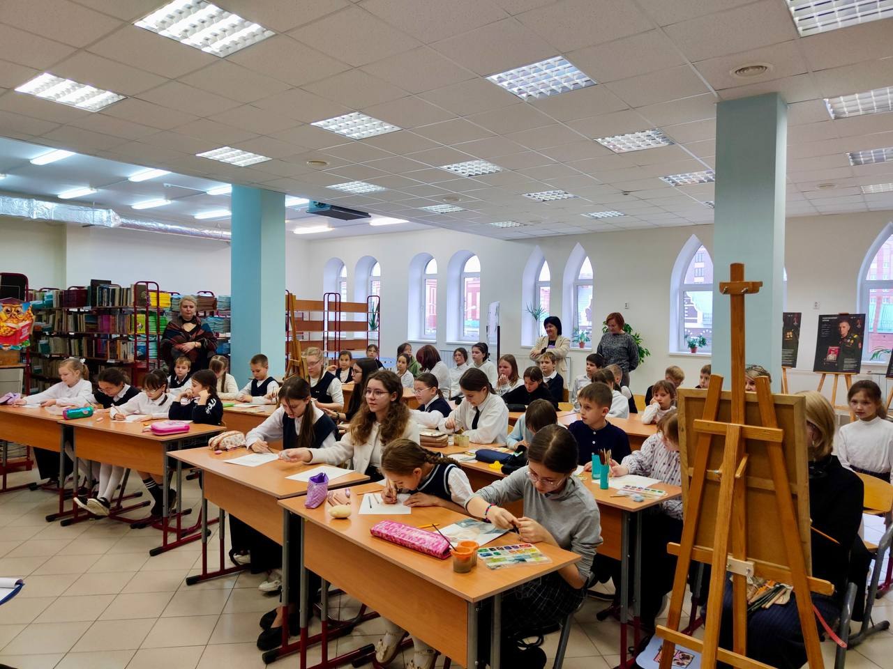 Юные йошкаролинцы нарисовали портрет современного героя Юные йошкаролинцы нарисовали портрет современного героя